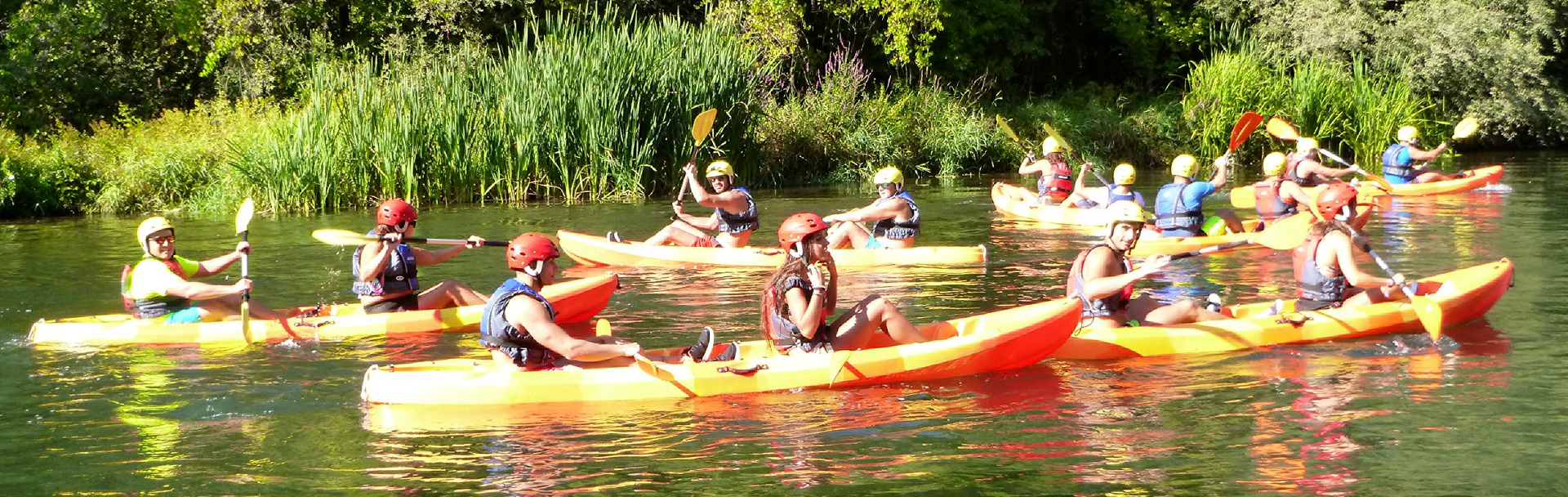 Equipo de empresa en rafting